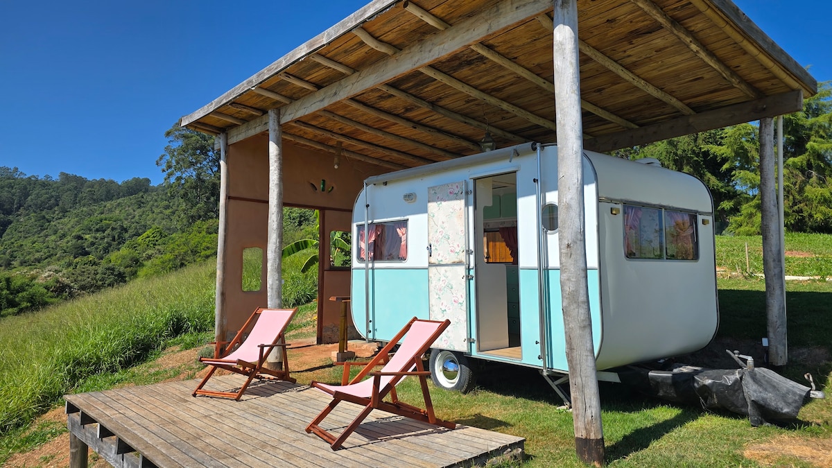 Trailer no topo da montanha com vista panorâmica