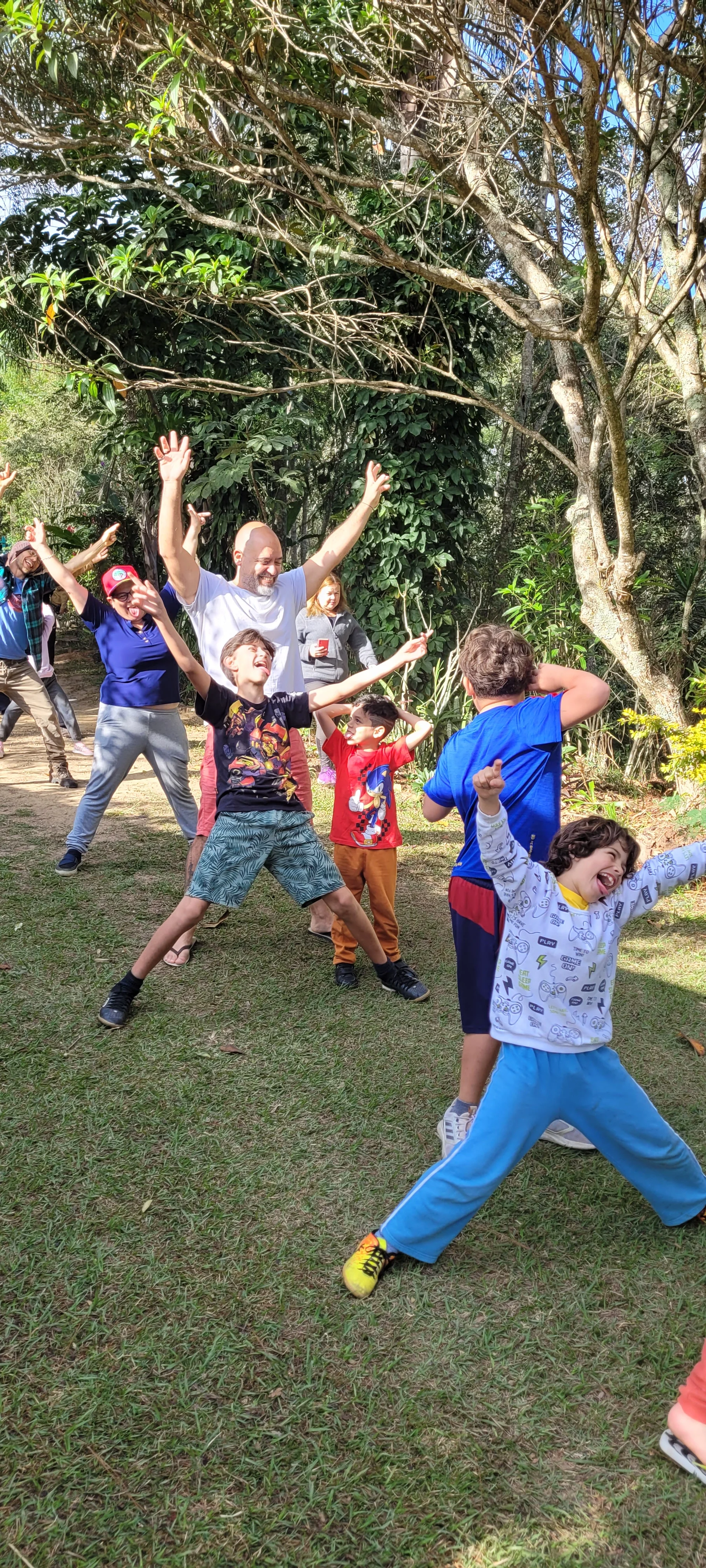 Família explorando a natureza